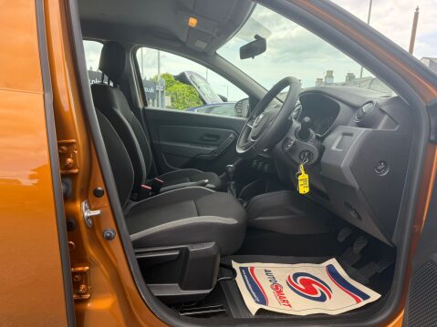 Dacia Duster ESSENTIAL TCE 8