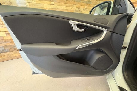 Volvo V40 1.6 T4 SE Hatchback 5dr Petrol Powershift Euro 5 (s/s) (180 ps) 72
