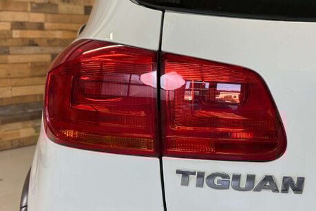 Volkswagen Tiguan 2.0 TDI BlueMotion Tech R-Line SUV 5dr Diesel Manual 4WD Euro 5 (s/s) (Nav) 59