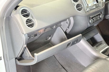 Volkswagen Tiguan 2.0 TDI BlueMotion Tech R-Line SUV 5dr Diesel Manual 4WD Euro 5 (s/s) (Nav) 28