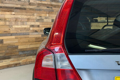 Volvo XC70 2.4 D5 SE Lux Premium Estate 5dr Diesel Geartronic AWD Euro 5 (205 ps) 55