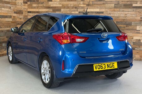 Toyota Auris 1.4 D-4D Excel Hatchback 5dr Diesel Manual Euro 5 (s/s) (90 ps) 4