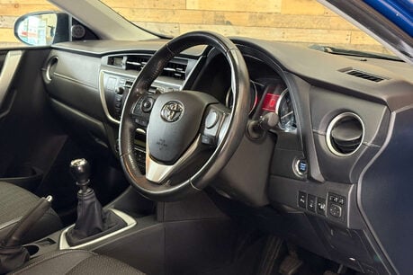Toyota Auris 1.4 D-4D Excel Hatchback 5dr Diesel Manual Euro 5 (s/s) (90 ps) 7
