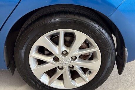 Toyota Auris 1.4 D-4D Excel Hatchback 5dr Diesel Manual Euro 5 (s/s) (90 ps) 37