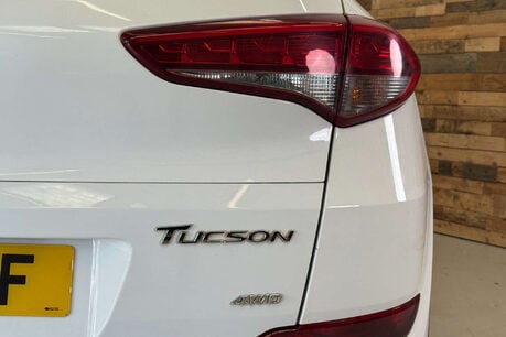 Hyundai TUCSON 2.0 CRDi Premium SUV 5dr Diesel Manual 4WD Euro 6 (136 ps) 19