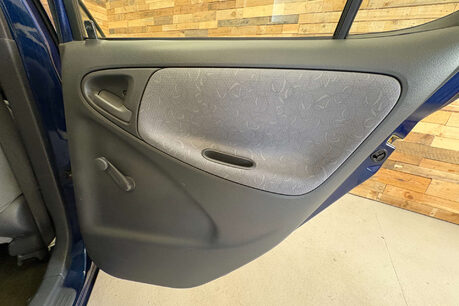 Toyota Yaris 1.3 VVT-i 16v CDX Hatchback 5dr Petrol Automatic (160 g/km, 85 bhp) 47