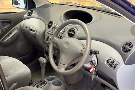 Toyota Yaris 1.3 VVT-i 16v CDX Hatchback 5dr Petrol Automatic (160 g/km, 85 bhp) 8