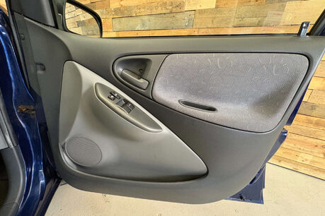 Toyota Yaris 1.3 VVT-i 16v CDX Hatchback 5dr Petrol Automatic (160 g/km, 85 bhp) 48