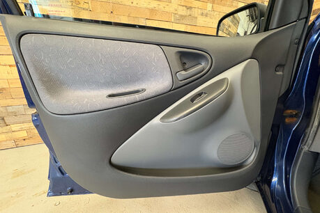 Toyota Yaris 1.3 VVT-i 16v CDX Hatchback 5dr Petrol Automatic (160 g/km, 85 bhp) 45