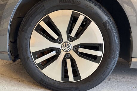 Volkswagen Golf 35.8kWh e-Golf Hatchback 5dr Electric Auto (136 ps) 32