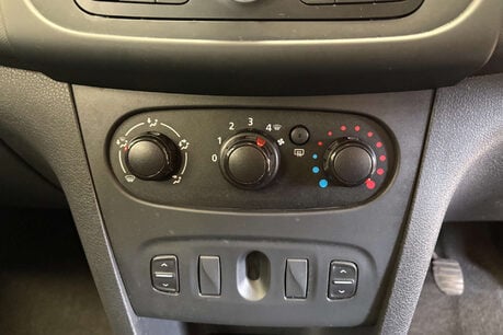 Dacia Sandero 0.9 TCe Ambiance Hatchback 5dr Petrol Manual Euro 6 (s/s) (90 ps) 46
