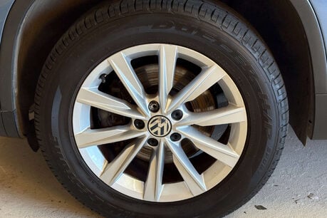 Volkswagen Tiguan 2.0 TDI BlueMotion Tech SE SUV 5dr Diesel Manual 2WD Euro 5 (s/s) (140 ps) 56