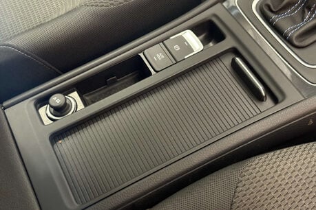 Volkswagen Golf 35.8kWh e-Golf Hatchback 5dr Electric Auto (136 ps) 35