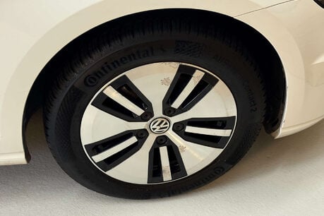 Volkswagen Golf 35.8kWh e-Golf Hatchback 5dr Electric Auto (136 ps) 61