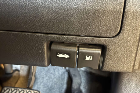 Nissan Serena 2.0 Litre Hybrid Auto 67