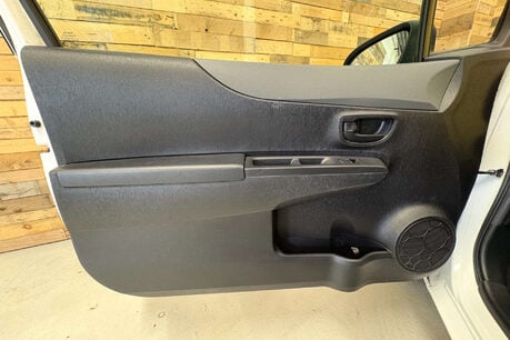 Toyota Yaris 1.0 VVT-i T2 Hatchback 3dr Petrol Manual Euro 5 (69 ps) 46