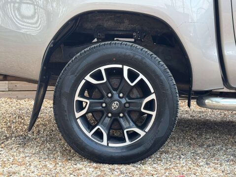 Toyota Hilux 2.4 HI-Luxury Invincible X D-4D 4WD Double Cab 4WD 5dr 19