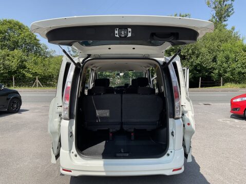 Nissan Serena 17