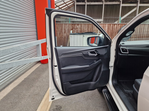 Isuzu D-Max V-CROSS DCB Auto 19