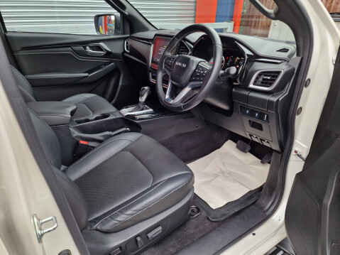 Isuzu D-Max V-CROSS DCB Auto 13