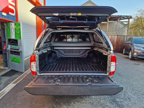 Nissan Navara DCI TEKNA 4X4 SHR DCB 10