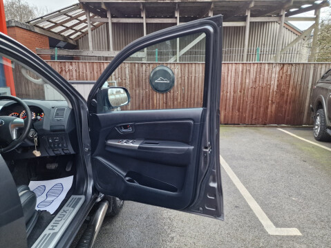 Toyota Hilux INVINCIBLE X 4X4 D-4D DCB AUTO 21