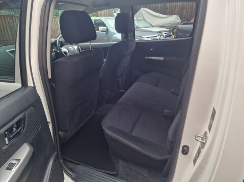 Toyota Hilux INVINCIBLE 4X4 D-4D DCB 15