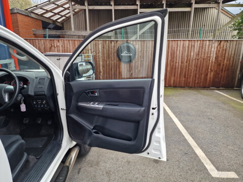 Toyota Hilux INVINCIBLE 4X4 D-4D DCB 19