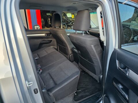 Toyota Hilux INVINCIBLE 4WD D-4D DCB 15