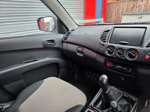 Mitsubishi L200 DI-D 4X4 4LIFE CLUB CAB 11