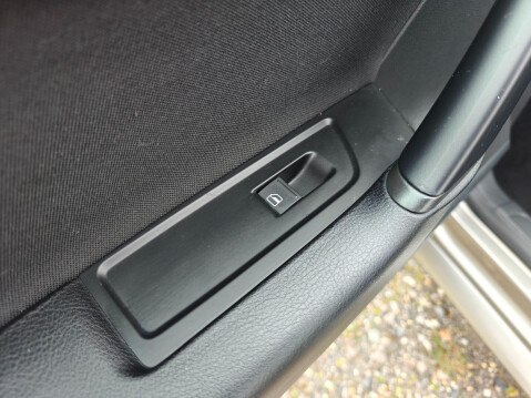 Volkswagen Passat 2.0 TDI BlueMotion Tech Highline DSG Euro 5 (s/s) 5dr 38