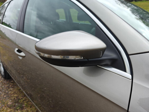Volkswagen Passat 2.0 TDI BlueMotion Tech Highline DSG Euro 5 (s/s) 5dr 76