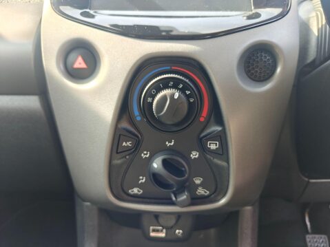 Toyota Aygo 1.0 VVT-i x-play x-shift Euro 6 5dr (Safety Sense) 41