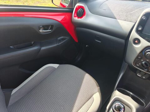 Toyota Aygo 1.0 VVT-i x-play x-shift Euro 6 5dr (Safety Sense) 31
