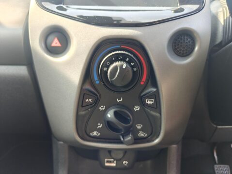Toyota Aygo 1.0 VVT-i x-play x-shift Euro 6 5dr (Safety Sense) 40