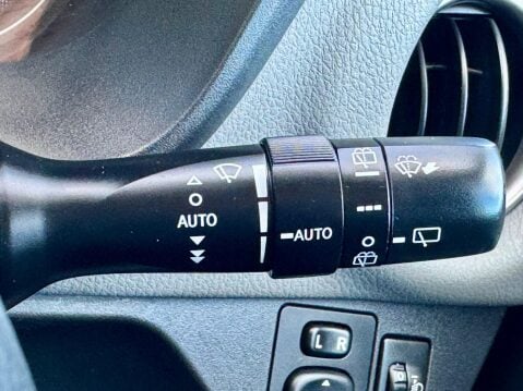 Toyota Yaris 1.33 Dual VVT-i Icon Euro 6 5dr (Safety Sense) 27