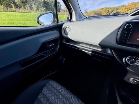 Toyota Yaris 1.33 Dual VVT-i Icon Euro 6 5dr (Safety Sense) 38