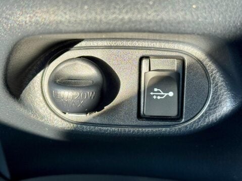 Toyota Yaris 1.33 Dual VVT-i Icon Euro 6 5dr (Safety Sense) 32