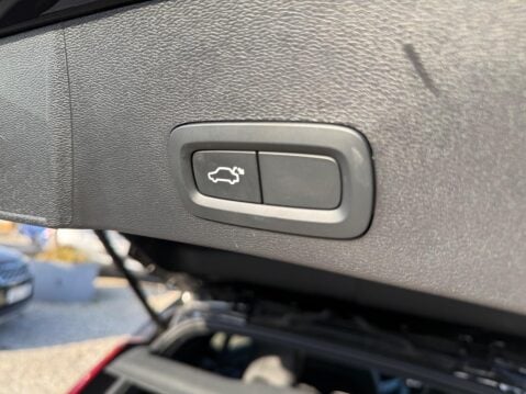 Volvo XC40 2.0 B4 MHEV R-Design Pro Auto Euro 6 (s/s) 5dr 30