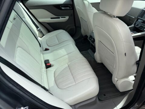 Jaguar F-Pace 3.0 D300 V6 Portfolio Auto AWD Euro 6 (s/s) 5dr 83