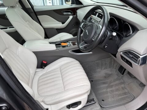 Jaguar F-Pace 3.0 D300 V6 Portfolio Auto AWD Euro 6 (s/s) 5dr 62
