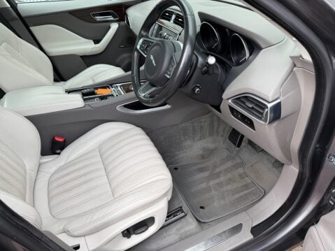 Jaguar F-Pace 3.0 D300 V6 Portfolio Auto AWD Euro 6 (s/s) 5dr 64