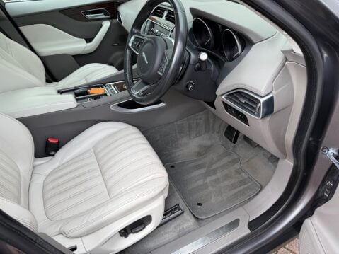 Jaguar F-Pace 3.0 D300 V6 Portfolio Auto AWD Euro 6 (s/s) 5dr 65