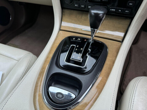 Jaguar XJ 3.0 SE 4dr 43