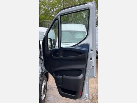 Iveco Daily 2.3D HPI 14V Business 35S 3520 HiMatic MWB High Roof Euro 6 (s/s) 5dr 24