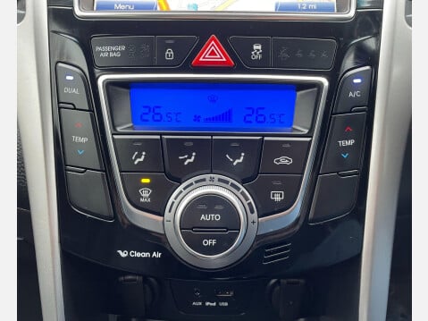 Hyundai i30 1.6 CRDi Blue Drive Style Nav Euro 5 (s/s) 5dr 37