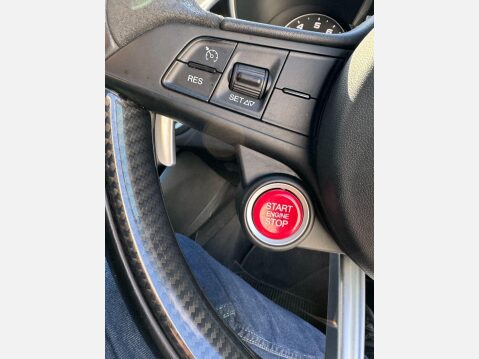 Alfa Romeo Giulia 2.9 V6 Bi-Turbo Quadrifoglio Auto Euro 6 (s/s) 4dr 33
