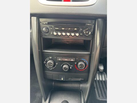Peugeot 207 1.4 VTi S Euro 4 3dr (A/C) 28