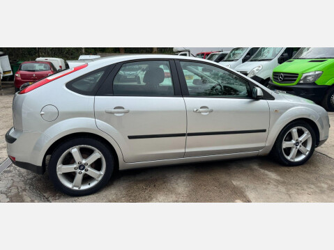 Ford Focus 1.6 Zetec 5dr 9