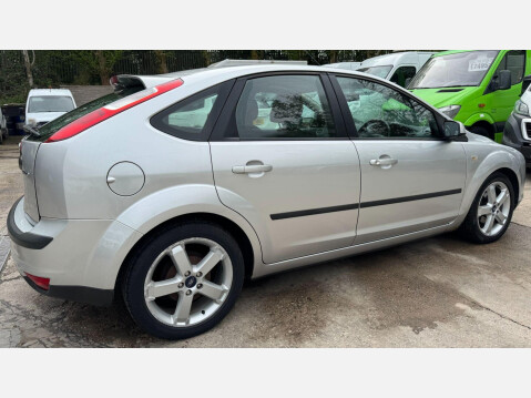 Ford Focus 1.6 Zetec 5dr 11